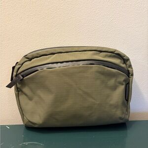 Alpaka Flight Sling 2L crossbody